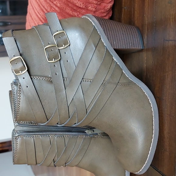 Beautiful Booties! - Picture 4 of 4